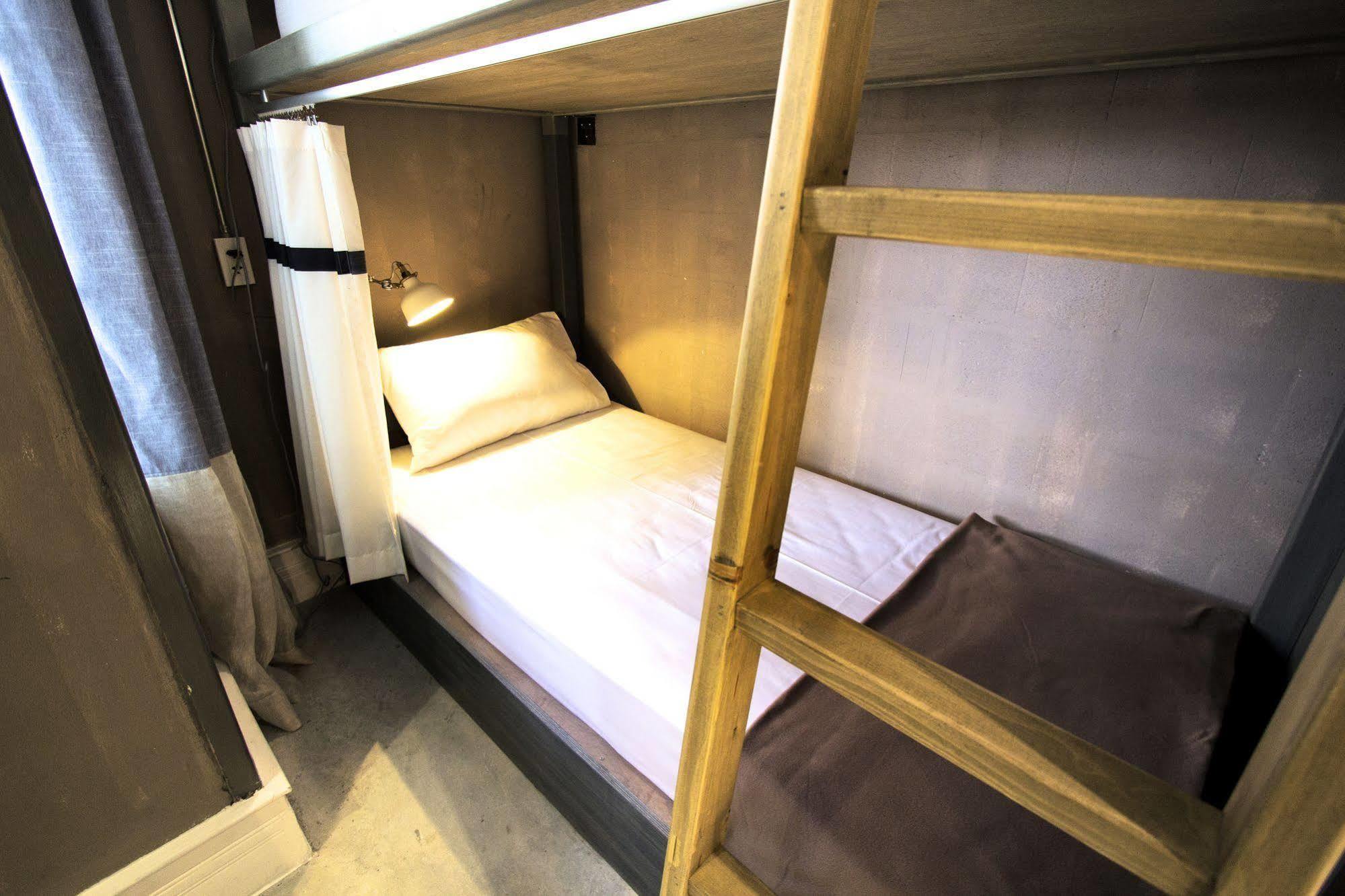 Oneday Hostel Sukhumvit 26 Banguecoque Exterior foto